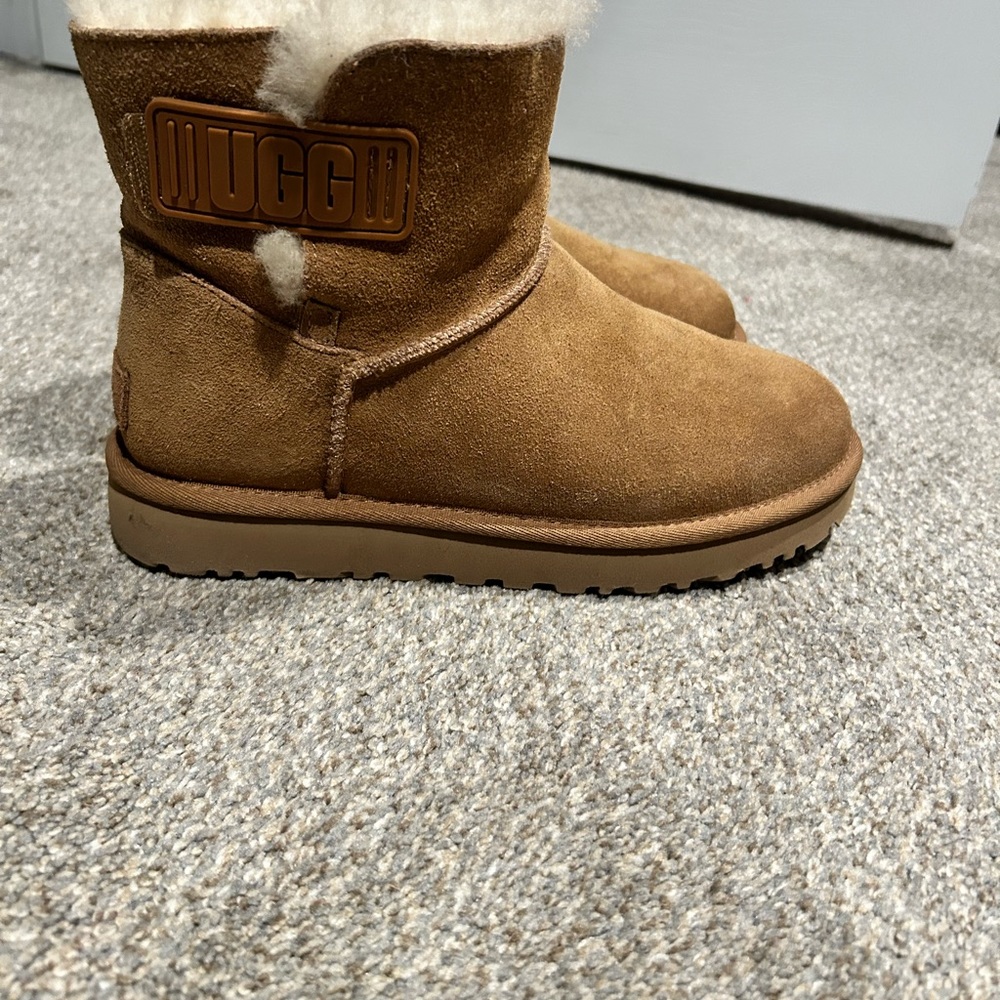 Short uggs like new